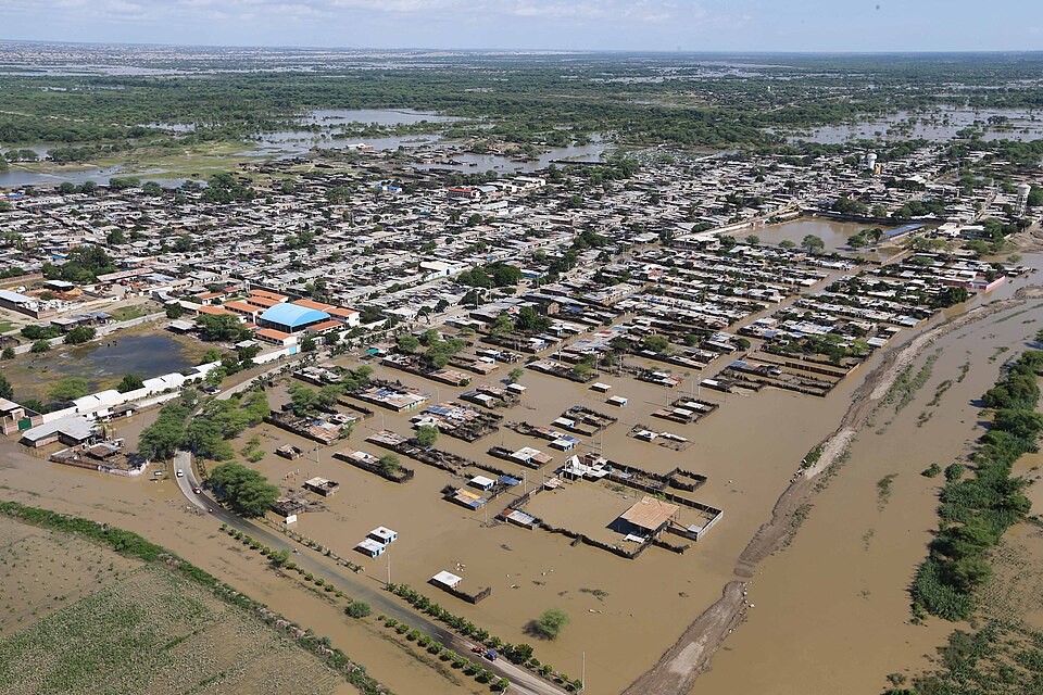 Vista aérea de un sector de Piura anegado, con calles y viviendas cubiertas por agua de color marrón.